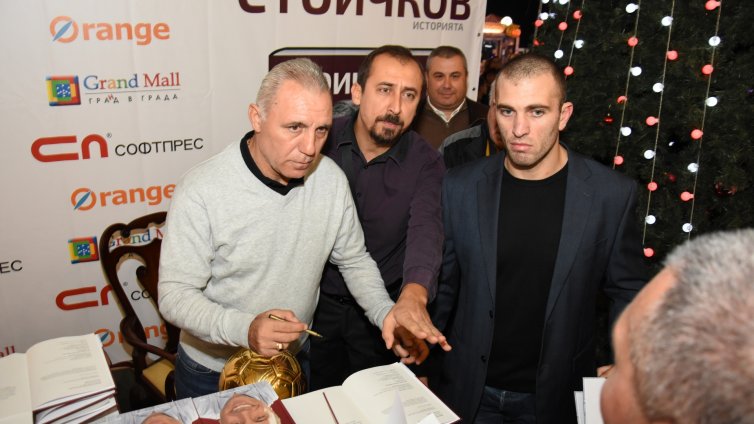 Хиляди варненци извиха опашка за автограф от Христо Стоичков (СНИМКИ)