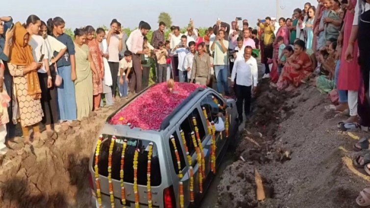 1500 души дойдоха на погребение.... на 12-годишен миниван