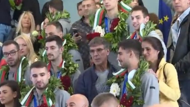 Националите ни по волейбол се завърнаха на родна земя
