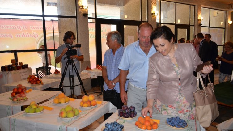 Десислава Танева: Отчитаме 16% ръст на добивите от праскови