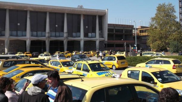 Такситата ще плащат между 300 и 1000 лева данък