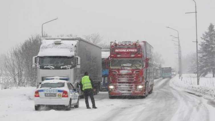 Забранено е движението на тежкотоварни автомобили в цялата страна