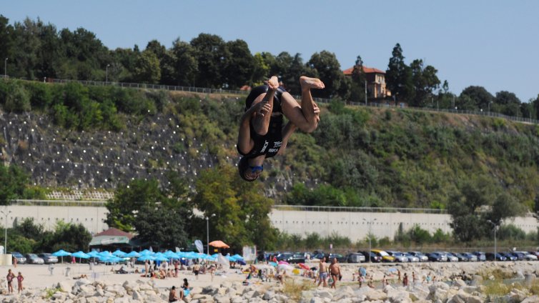 Водни атракции забавляват варненци (СНИМКИ)