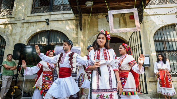 „Училище за билки“ събра деца и възрастни на Еньовден в Музея по история на медицината във Варна (СНИМКИ)