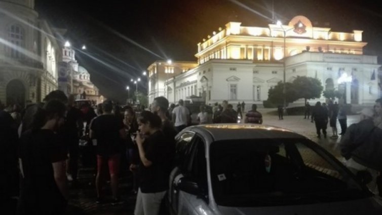 Десетки шофьори излязоха на среднощен протест заради фалита на "Олимпик"