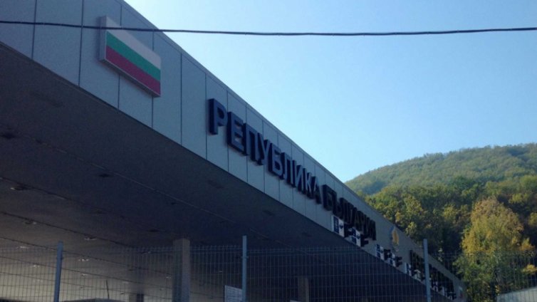 ТИР и мерцедес се удариха край Цариброд на границата