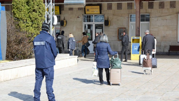Извършват проверки на пътниците на жп гарата и автогарата във Варна (СНИМКИ)