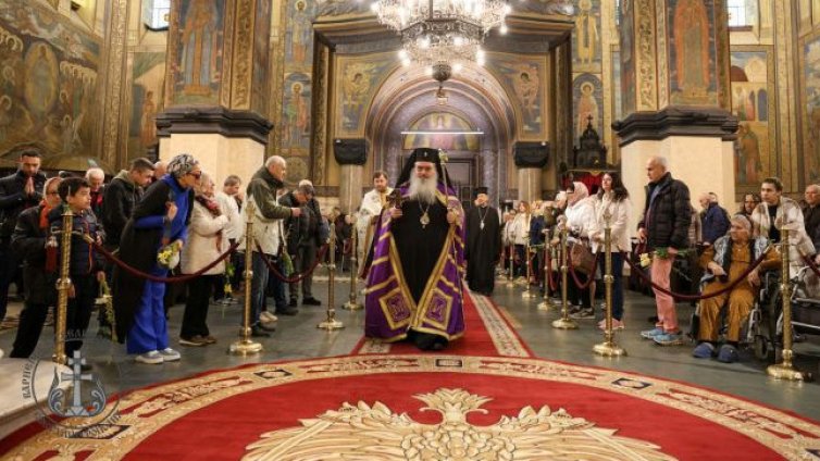 Варненци напълниха църквите на Цветница