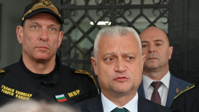 Дечев казва след изборите кои партии купуват гласове 