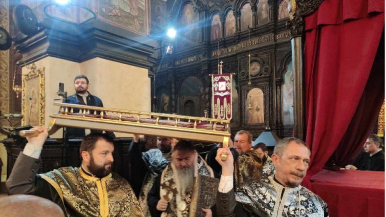 Отбелязват Разпети петък в катедралния храм във Варна