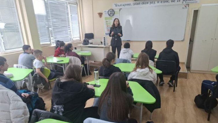 Онагледиха вредата от вейповете пред варненски ученици