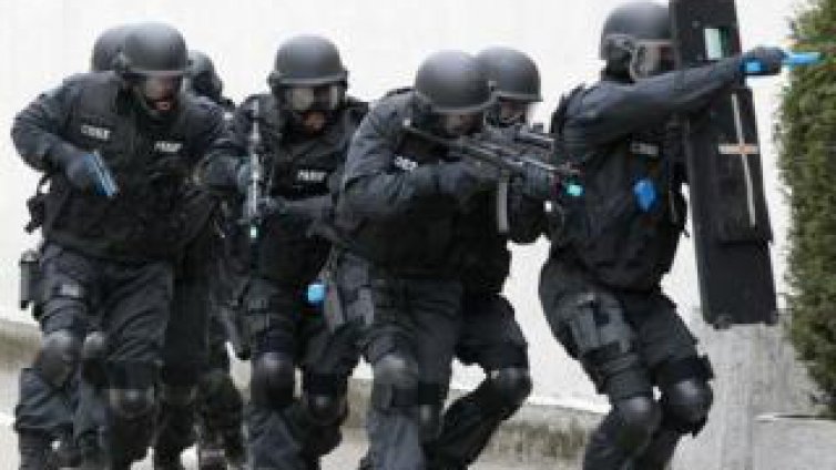 Разбиха голяма група за трафик на работници и пране на пари