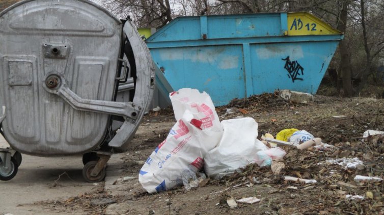 В “Приморски” някои чистят, други цапат