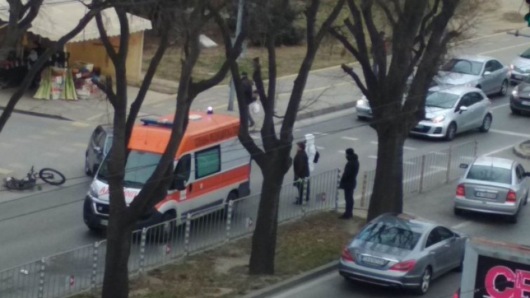 Дачии пометоха дете и млад мъж на колела във Варна 