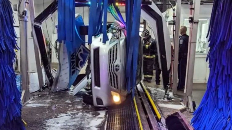 Дядо обърка педалите "газ - спирачка" и влетя с кола в автомивка 