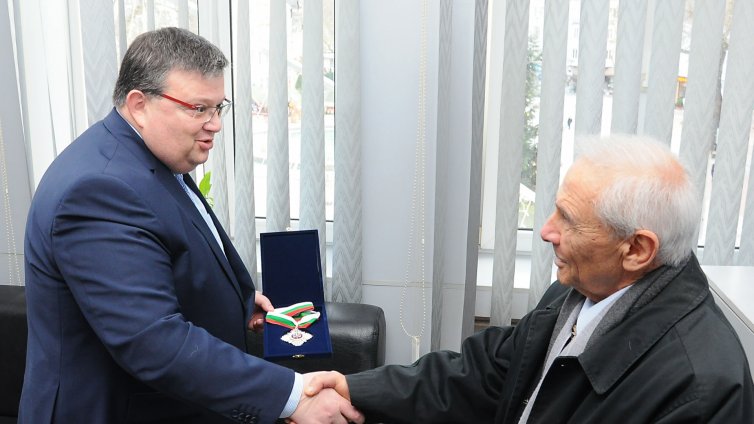 Сотир Цацаров отличи най-дългогодишния прокурор във Варна