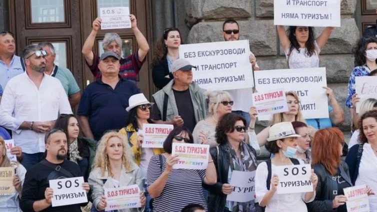 Туристическият бранш излиза на протест на жълтите павета