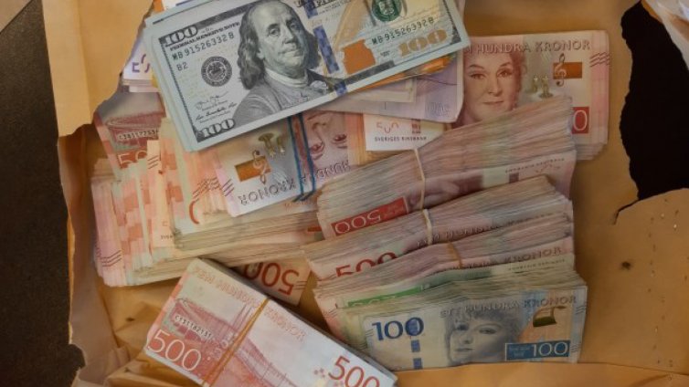 Митничари хванаха контрабандна валута за над 137 000 лв.