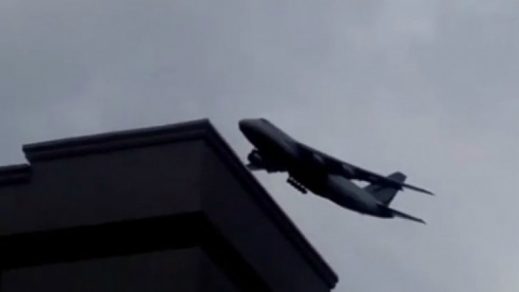 Самолет прелетя на метри от сграда