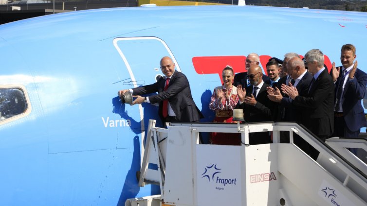 Самолет Boeing 737-8 на най-големия туроператор в Европа бе кръстен "VARNA"