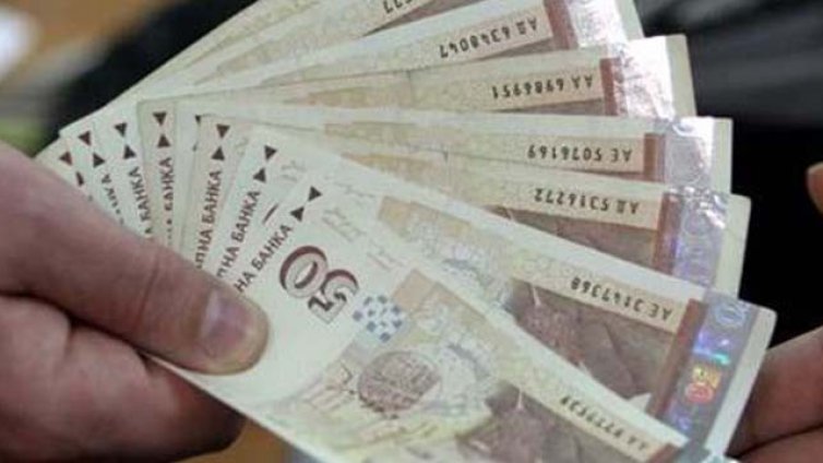 Как на комар пръскаш 112 бона? Българка знае как, сви ги от сейфа на мъжа си