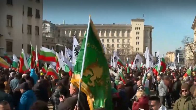 Напрежението ескалира: Ранени и арести на протеста на „Възраждане” (ВИДЕО)