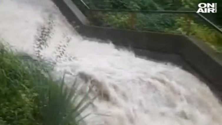 Порой заля Велико Търново, стълбища станаха водопади