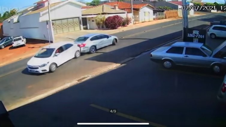 Honda и Chevrolet в най-комичната катастрофа на 2021-ва ВИДЕО