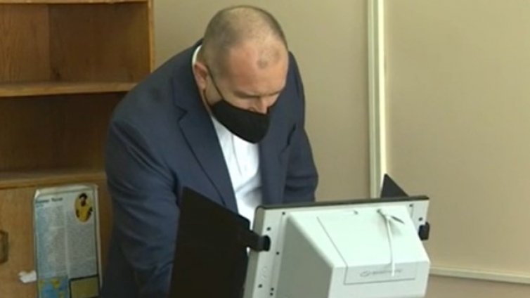 Румен Радев гласува на машина за свободна и просперираща България 