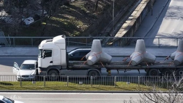 Тир, превозващ бетонни тетраедри, блъсна кола във Варна