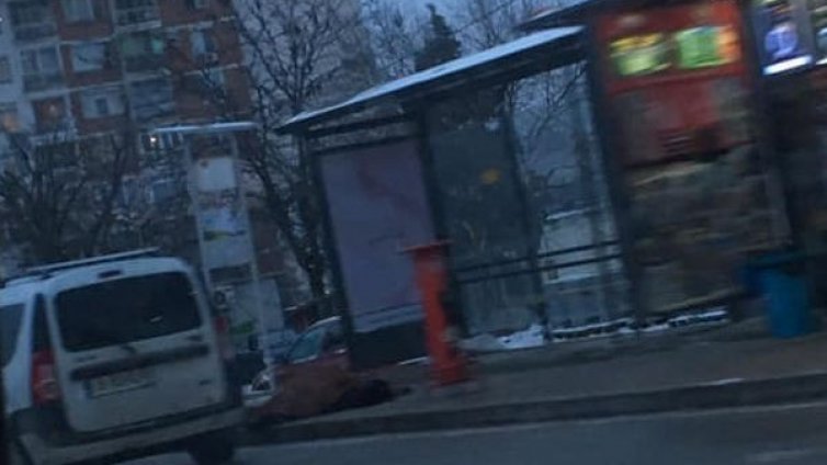Човек лежи покрит на автобусна спирка във Варна
