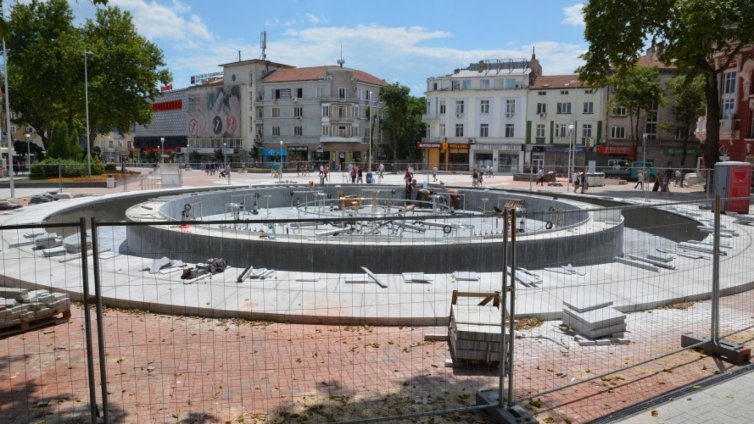 Тестват поливната система на пл. „Независимост“