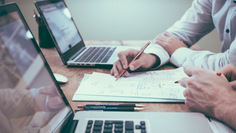 МОН: Пълни заплати за учителите, ако имат 25 часа седмично