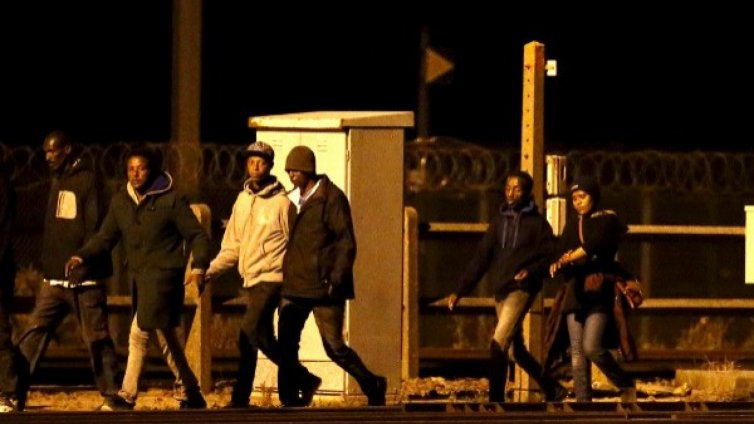 Мигранти се барикадираха в приемен център близо до Париж
