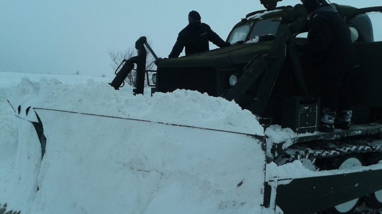 Военните продължават да помагат след обилния снеговалеж