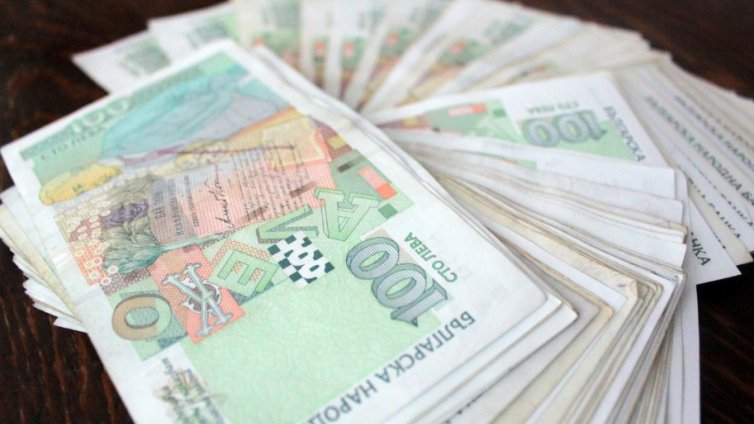 Търсят собственика на изгубени над 1000 лева в автобус