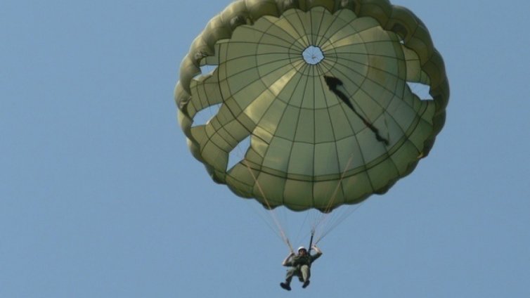Прокуратурата разпитва военни за парашутите