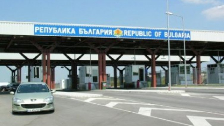 Над четири километра е опашката на "Лесово"