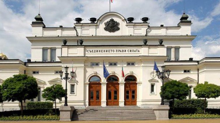 Депутатите размислиха, няма да намаляват заплатите си