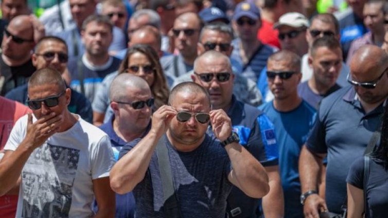 Полицаи протестират за по-високо заплащане на нощния труд 
