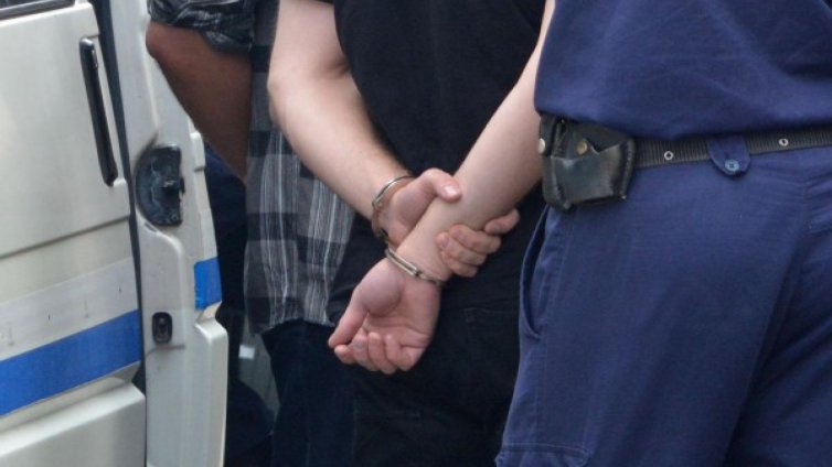 Задържаха трима за кражби в областта