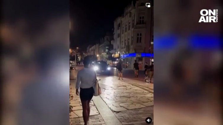 Възмутително: Кола по пешеходната зона във Варна. А КАТ къде е? ВИДЕО