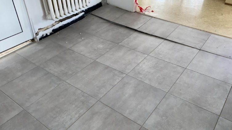 Хлътна подът в детска градина във Варна