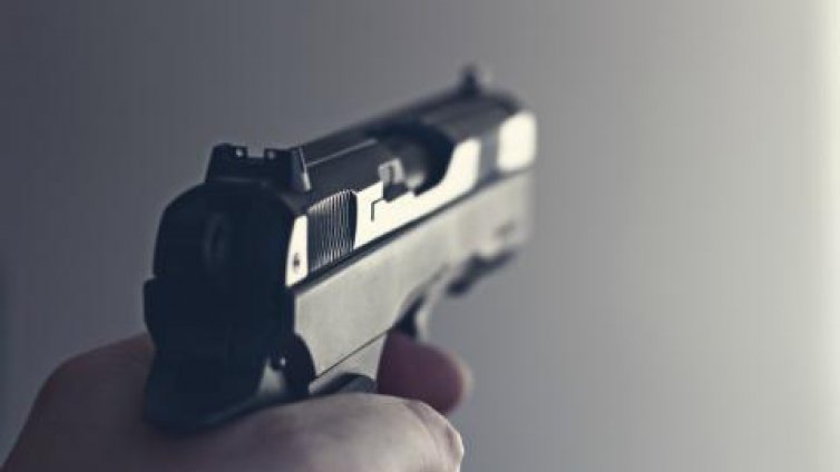Мъж стреля с пистолет в София