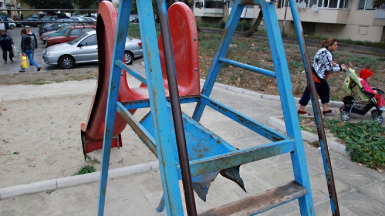 Реконструират 53 детски площадки в “Младост”
