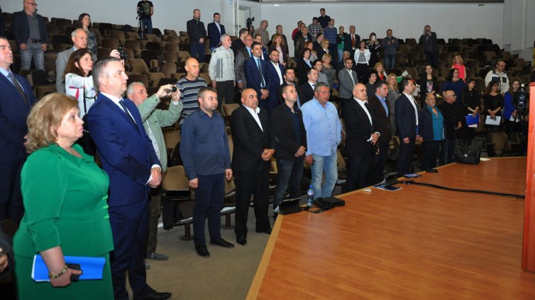 Хуманитарната гимназия става средно училище