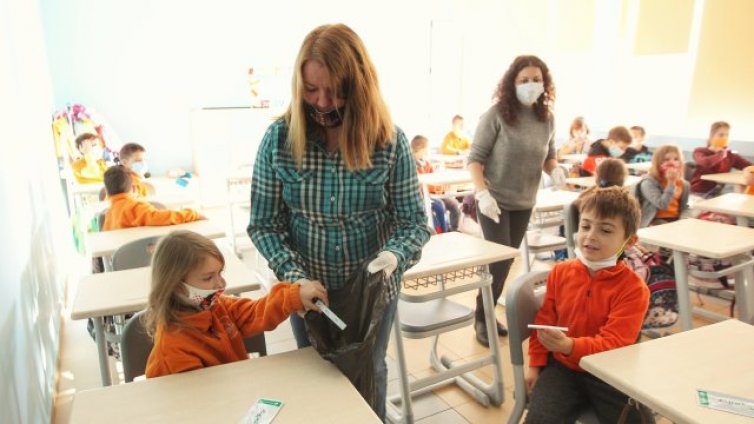 Ковид заразата в клас: Учители болни, психолози ги заместват – преподават!?
