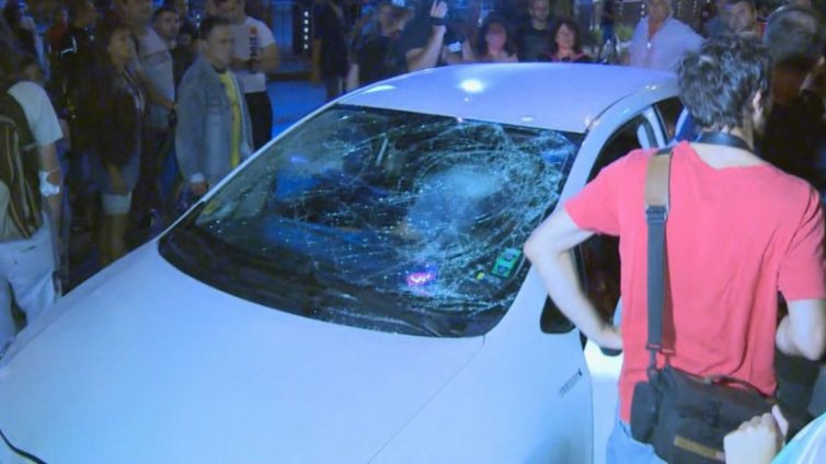 Агресия на протеста в София: Потрошиха кола на жена с две деца вътре