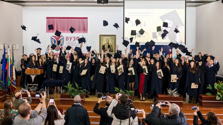 На тържествена церемония връчиха дипломите на випуск 2024 на ВУЗФ