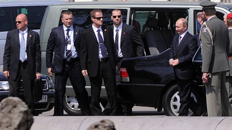 Ценност: Бодигард пази екскрементите на Путин